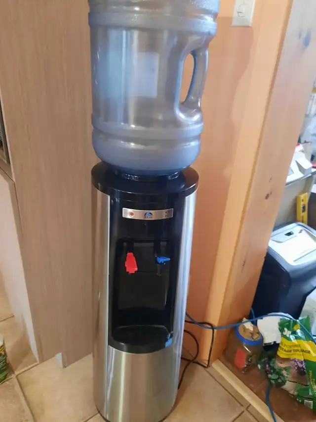 Distributrice eau chaude et froide in Other in Thetford Mines - Image 2