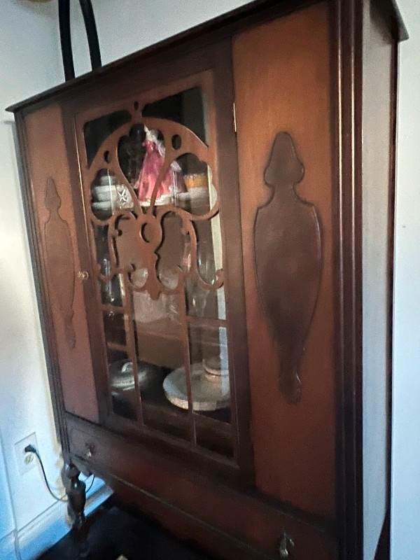 Antique China cabinet available. in Hutches & Display Cabinets in Oshawa / Durham Region - Image 3