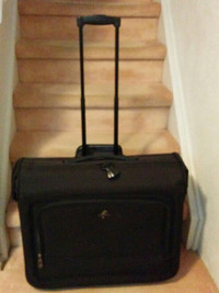 Suitcase for carrying suit/dress/garment without ironing