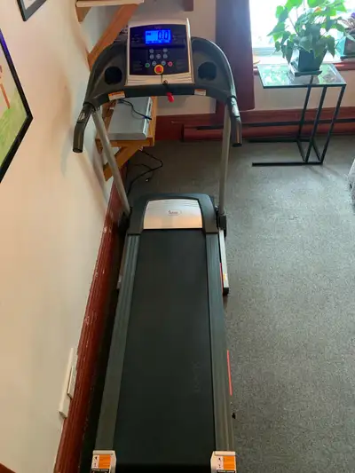 Tapis roulant de marque Sunny, utilisé 5 fois. Peut se plier pour prendre moins de place lorsqu’inut...