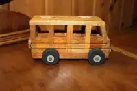 Adorable petit minibus, jouet antique en bois