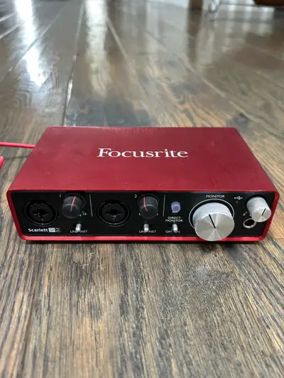 Focusrite Scarlett2i2 (2nd Gen) + MXL Mic, View more