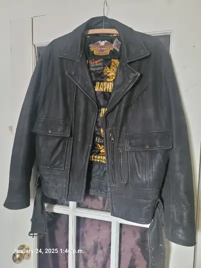 Mens size small Harley-Davidson leather jacket. Used but hardly ever worn. Like new. Lots of pockets...