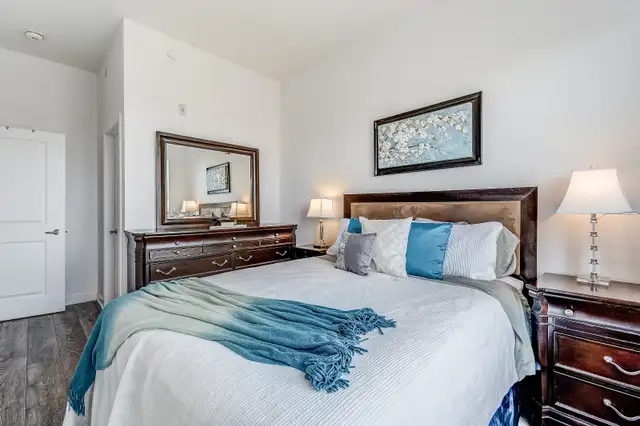 THIS IS THE ONE! BEAUTIFUL 1 BED+ DEN CONDO WITH LAKE VIEWS63804706313345124
