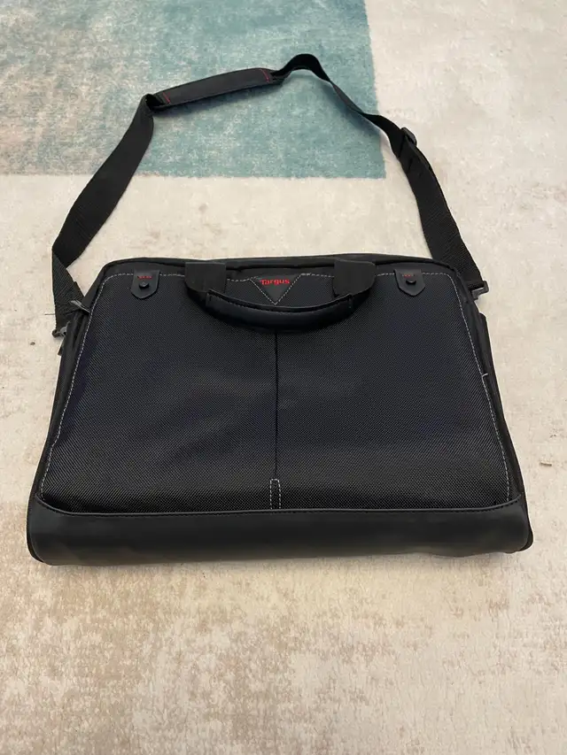 LIKE New Targus 14 inch laptop bag in Laptop Accessories in Oakville / Halton Region - Image 2