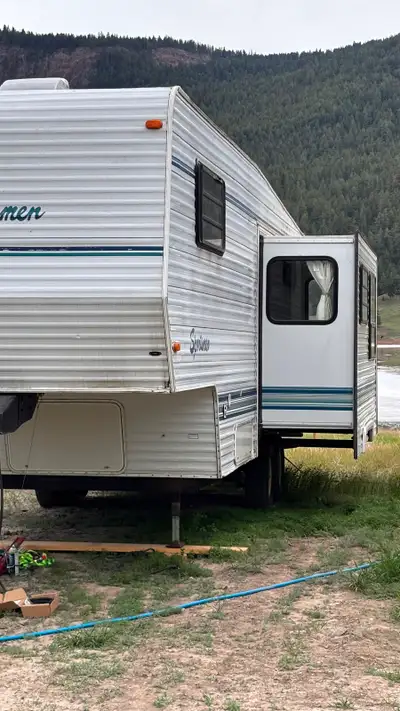 27.5’ Pulls nice! AC, heater, fridge, freezer, shower, all work well. Clean and in good shape. Could...