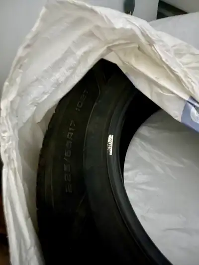 Je vends un ensemble de 4 pneus d’hiver Goodyear, dimension 225/65R17 102T. Utilisés pendant un seul...