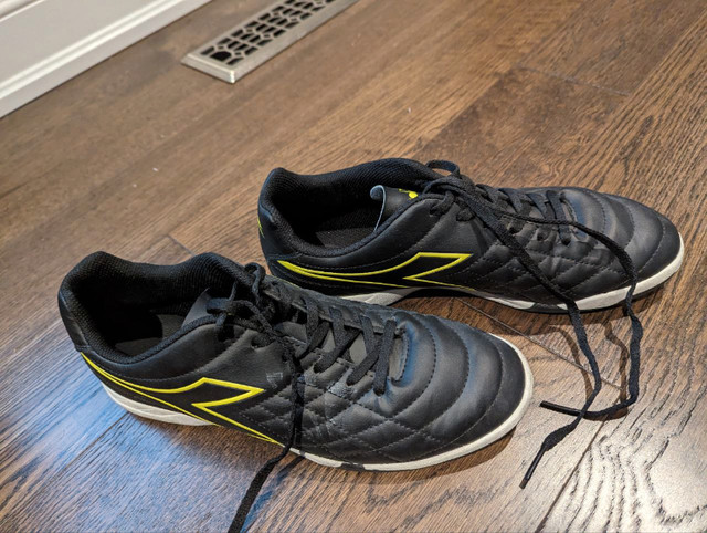 Diadora Indoor Soccer Shoes in Soccer in Markham / York Region - Image 2