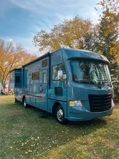 Thor ACE 30.1 V10 gas 39323 MILES New custom automotive paint on exterior, along with new awning, sl...