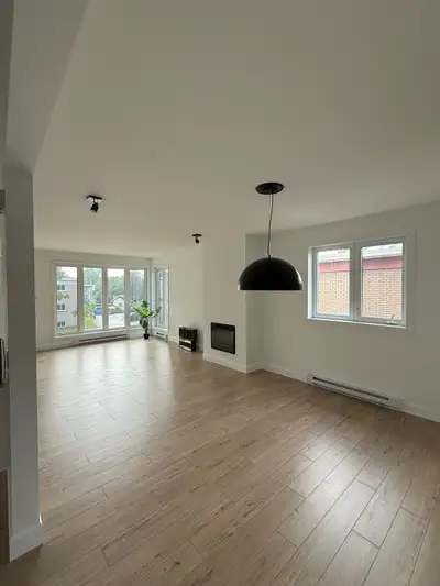 - Grand 4 1/2 au deuxième étage d’un Duplex. - 2 chambres à coucher, cuisine, salle à manger, salle...