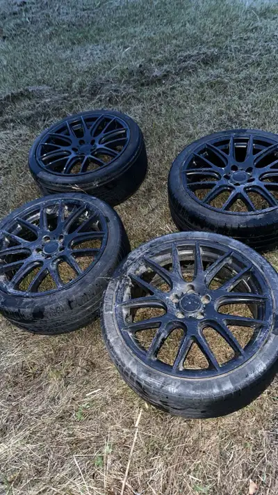 255/35/R19 rims there’s a little bit of curb rash bolt pattern is 5x112 they will need new rubber