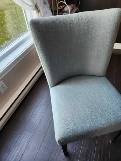 Chaise en tissu de couleur gris, très confortable.. À vendre