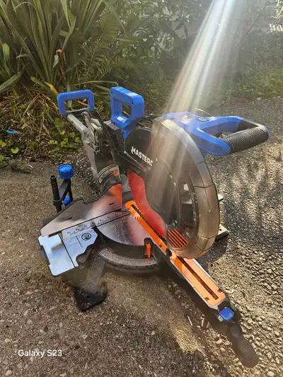 This Mastercraft 12-inch Dual-Bevel Sliding Compound Mitre Saw is a reliable, pre-owned power tool r...