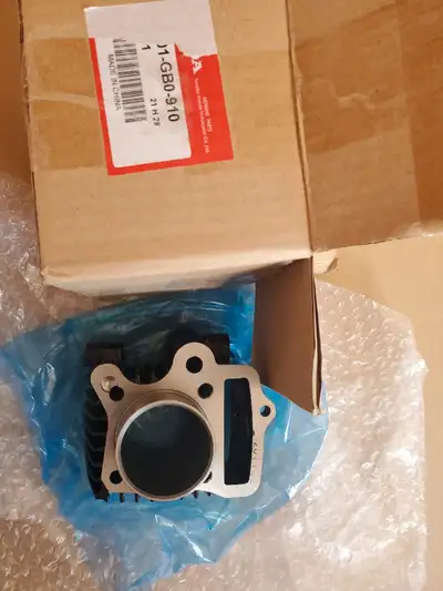 Cylindre de minitrail Honda CT70 flambant neuf d'origine. Jamais installé.