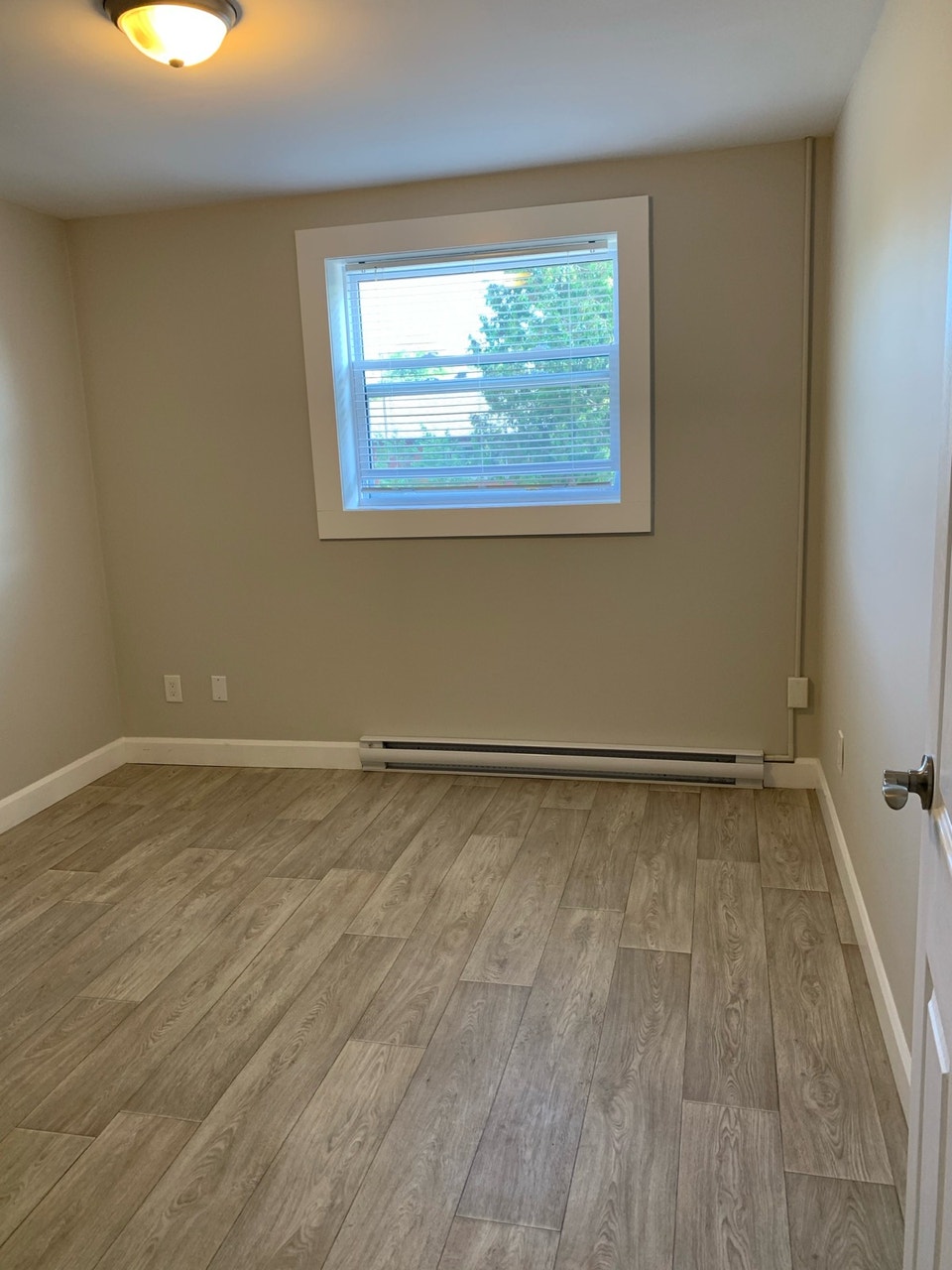 Spacious 1bdrm (Adelaide & Thompson) 2