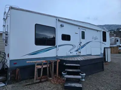2006 Golden Falcon By Glendale Easy Rider 5th wheel M-29RL2S Model. 33 Ft with 2 large slide outs. A...