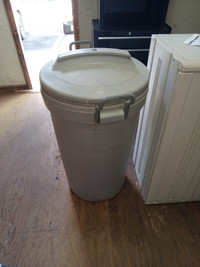Rubbermaid Rolling Garbage Can