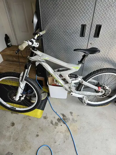 Scott FR20 GAMBLER full suspension. Disc brakes. Excellent condition. 31 inch frame plus 10 inch of...