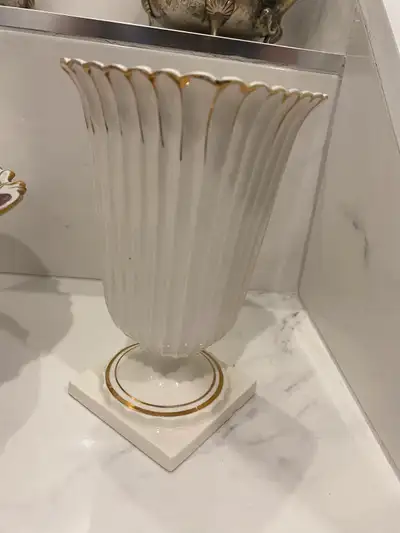 Porcelain vase.