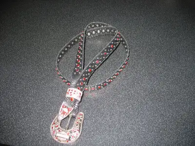 Ceinture Harley Davidson en cuir pour femme avec des pierres, grandeur large, Pratiquement neuve. Pr...