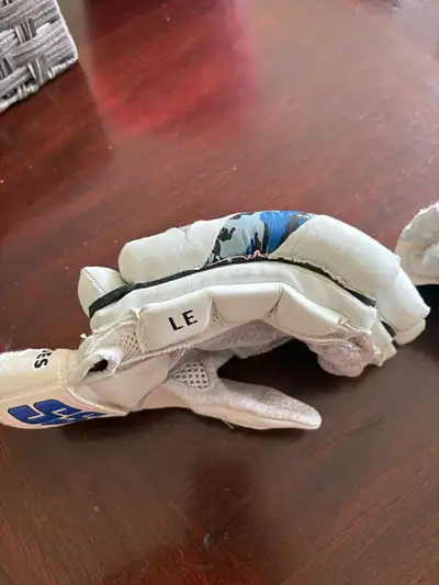 Sunridges SS cricket gloves, View more