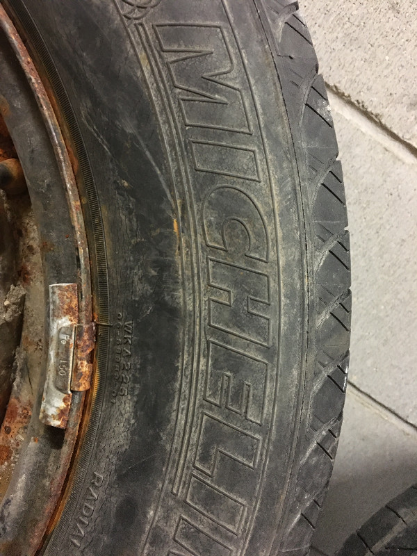 215/65 R16 . 5 Michelin tires with rims and 1 winter tires 90$. in Tires & Rims in Winnipeg - Image 3