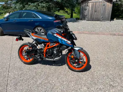 Like new 2025 390 Duke, purchased in July of this year, under 4,000kms, first service done, senior r...