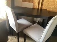 Table en bois noir 2 chaises en tissus gris l’ensemble 70$