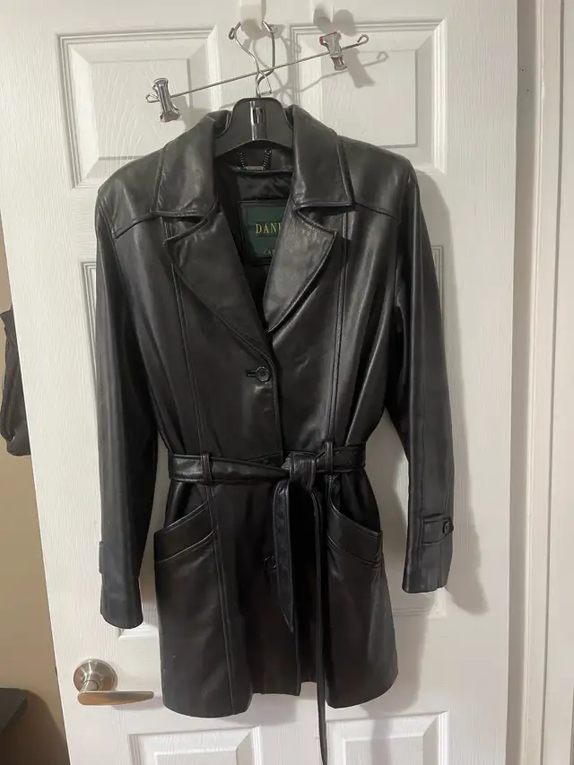 Danier women’s leather jacket in Women's - Tops & Outerwear in City of Toronto - Image 2