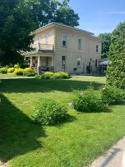 Queen bed (comfortable good quality) Your own private bathroom Separate entrance Kitchen Lots of par...