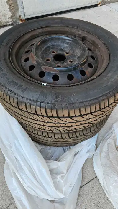 Toyota camry LE 2010 all season tire with rims with 215/60 R16 only one month used it's like new ser...