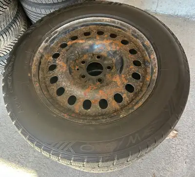 Off a Hyundai Tucson Size: 225/65R17 CENTER BORE: 67.1 mm BOLT PATTERN: 5x114.3 mm Tire Depth: 7/32n...