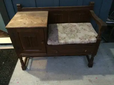 Solid Oak; lovely sturdy design Ideal for an entance way or for a child's bedroom Padded seat with o...