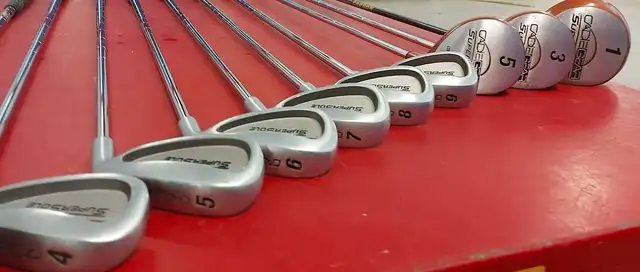 9 CADIE GEAR SUPER SOLE GOLF CLUBS (RIGHT HANDED) in Golf in London - Image 5