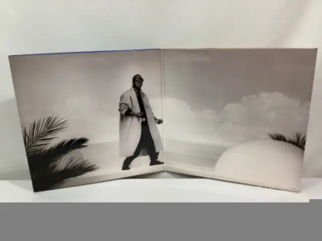 STEVIE WONDER (IN SQUARE CIRCLE) GATE-FOLD WITH BOOKLET VINYL LP in Arts & Collectibles in Winnipeg - Image 5