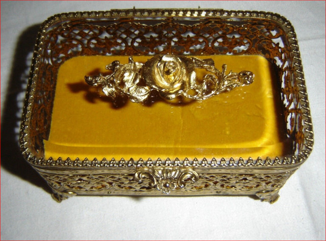 Vintage Matson Gold Filigree Jewelry Box w/ Velvet Inside, Rose in Jewellery & Watches in Winnipeg - Image 2