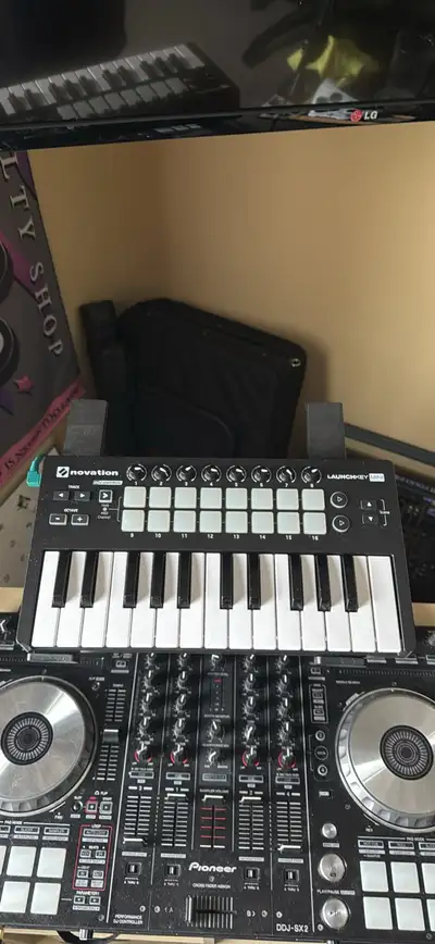Novation launchkey mini midi controller, View more
