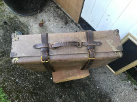 2 valises antiques en carton ou en cuir.