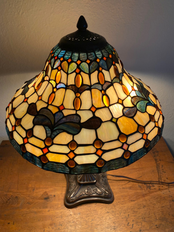 Tiffany Stained Glass Table Lamp Double pull chain, 24” high, dans Éclairage intérieur et plafonniers  à Ville de Montréal - Image 2