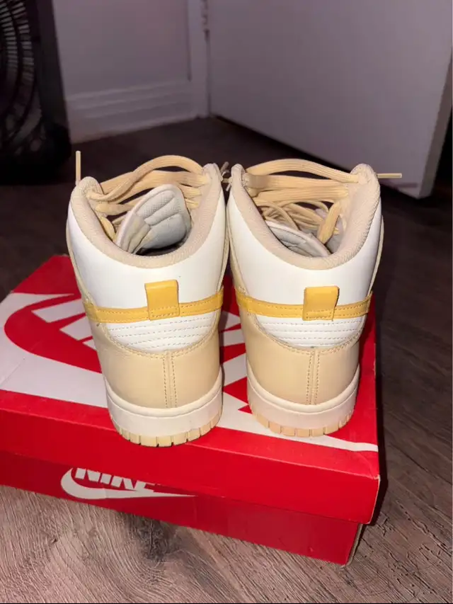 High Nike dunk beige “8.5 womens” in Men's Shoes in City of Montréal - Image 5