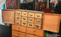 Coffre vintage en bois à multiples tiroirs 