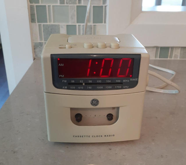 Vintage GE Cassette AM/FM Clock Radio Alarm Clock 7-4904A in General Electronics in Markham / York Region - Image 2