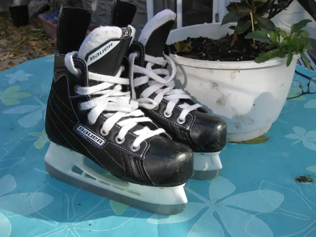 Youth BAUER NEXUS 55 Ice Hockey Skates Size 13 VGC in Hockey in Winnipeg - Image 3