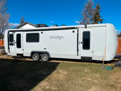 Looking for the perfect travel trailer for your adventures? This 29 ft Keystone Vantage Travel Trail...