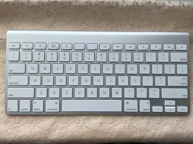 Apple A1314 wireless keyboard in Mice, Keyboards & Webcams in City of Montréal - Image 2