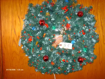 B5 Couronne de Noël Magnifique couronne de Noël très dense avec cocottes et baies rouge avec 35 led...