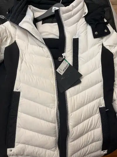 Manteau pour femme Moose Knuckles Acheté en novembre porté deux fois il est toujours à vendre chez S...