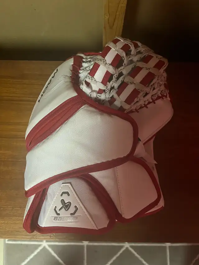 Bauer Mach Goalie Equipment in Hockey in Peterborough - Image 8