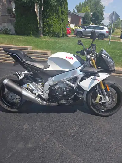 Je vends ma superbe Aprilia Tuono 2014, une moto naked puissante avec un moteur V4 emblématique et u...
