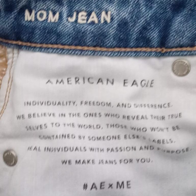 AMERICAN EAGLE MOM JEANS (size 00) in Women's - Bottoms in London - Image 3